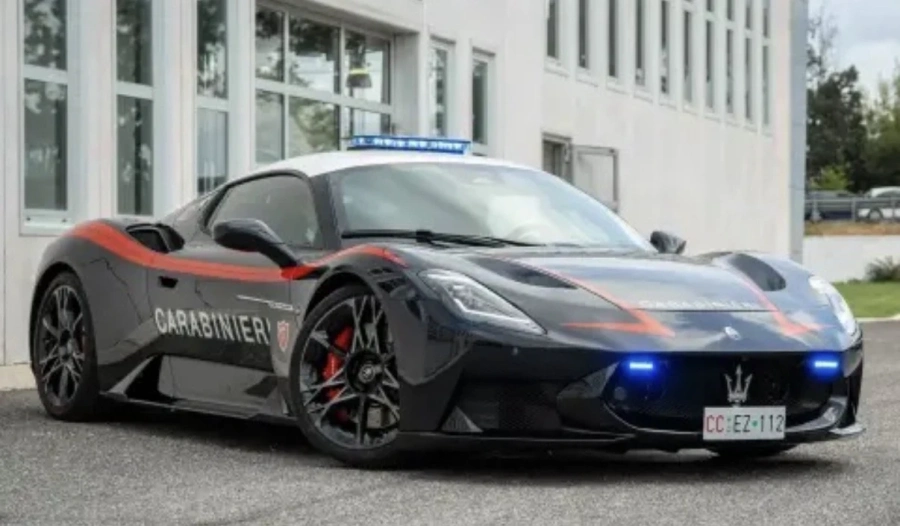 Италианските полицаи с чисто ново Maserati