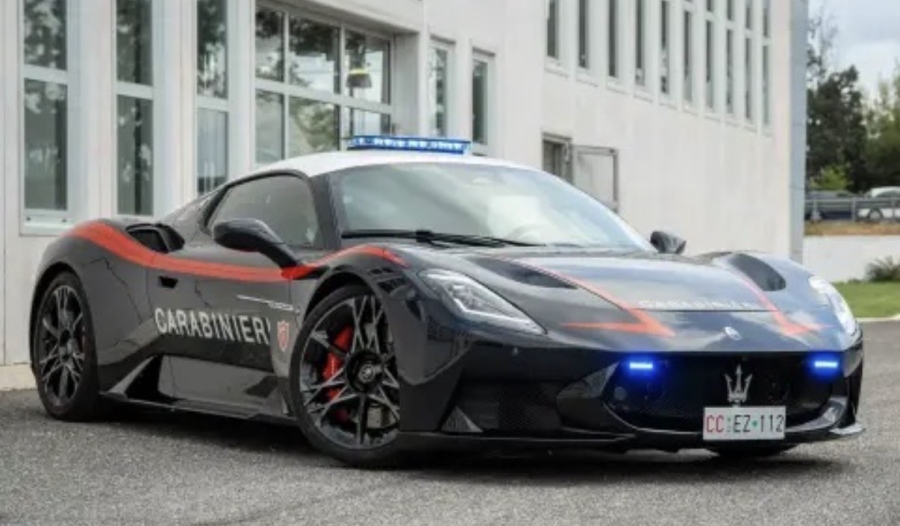 Италианските полицаи с чисто ново Maserati