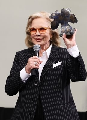 Силви Вартан получи наградата си Модна икона