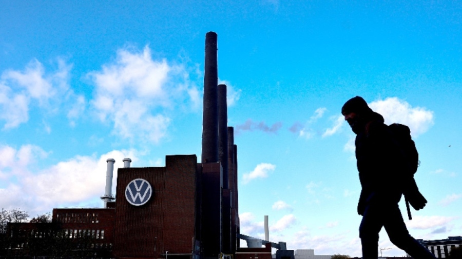 Фолксваген избегна спиране на производството, но опасността остава