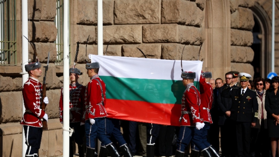 Честваха Деня на будителите с издигането на знамето пред президентската институция
