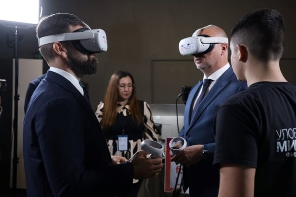 Желязков откри обновени кабинети в училище в Разлог