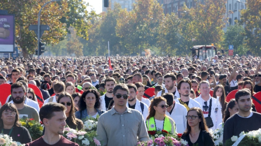 Хора от цяла Сърбия почетоха паметта на загиналите при трагедията в Нови Сад