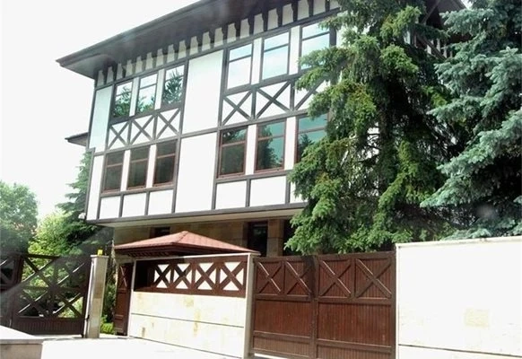 Багер копае в бившия боянски сарай на Ахмед Доган, собственикът започна ремонт