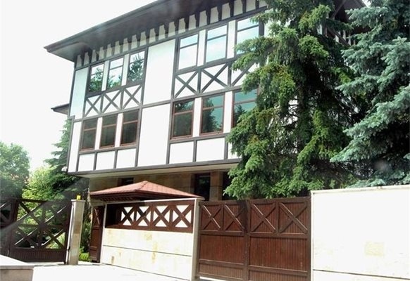 Багер копае в бившия боянски сарай на Ахмед Доган, собственикът започна ремонт