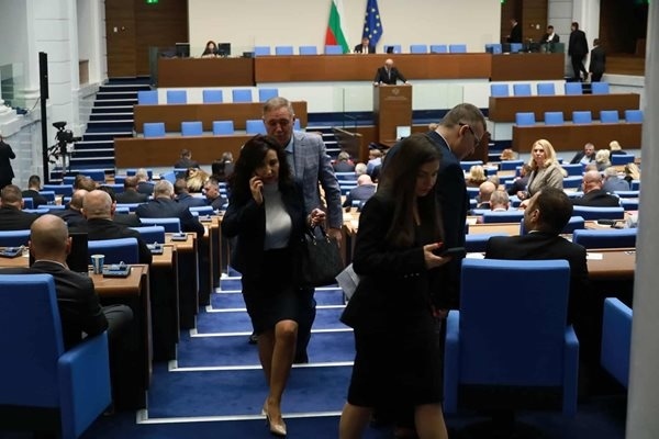 Президентското вето за Лукойл спешно влезе в дневния ред на депутатите