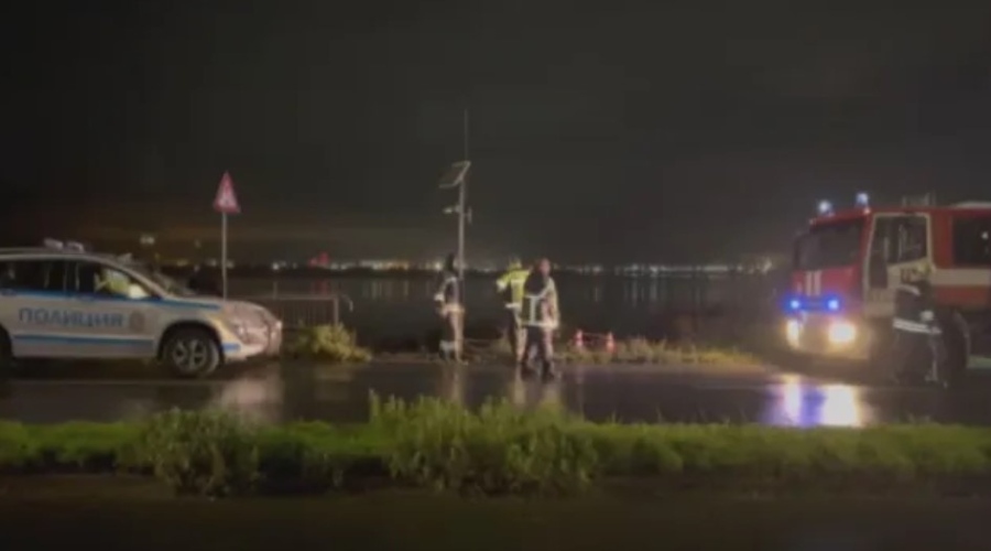 След гонка в Бургас: Кола с мигранти падна в езерото Вая, има жертви (СНИМКИ)