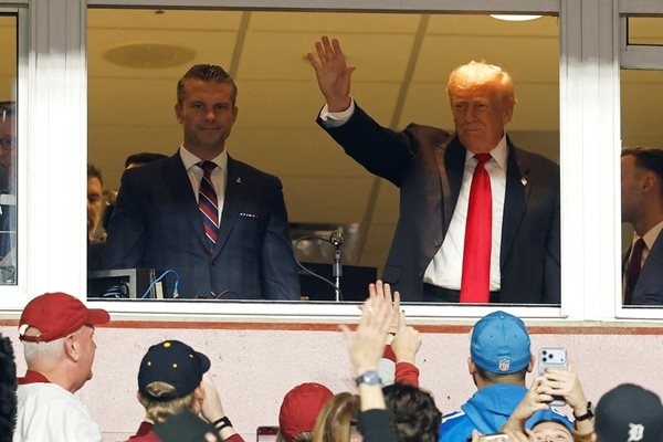 Доналд Тръмп стана първият президент на САЩ от близо 50 г., посетил мач от сезона на Футболната лига