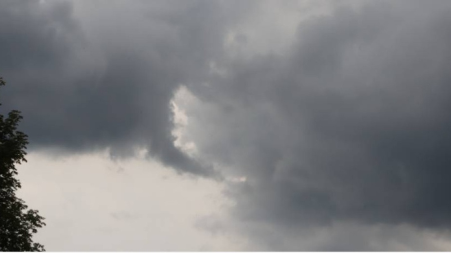 Времето днес: Остава облачно и дъждовно