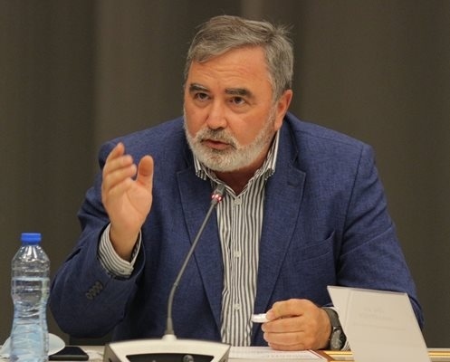 Доц. Кунчев: От институти излизат готови антиваксъри