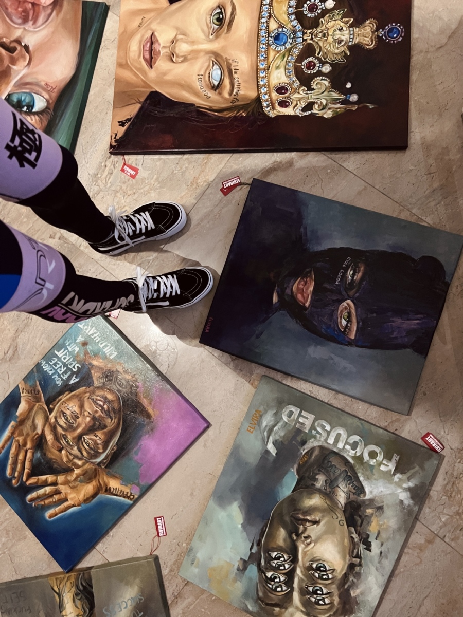 Откриване на изложбите FREE SPIRIT на Елвира Кръстева (ELVIRART) и артистичните коледни елхи на Теодора Николова във VIVACOM Art Hall Оборище 5