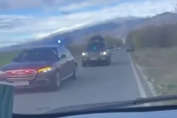 Кортеж на НСО кара в насрещното, светка с фарове и избутва колите от пътя