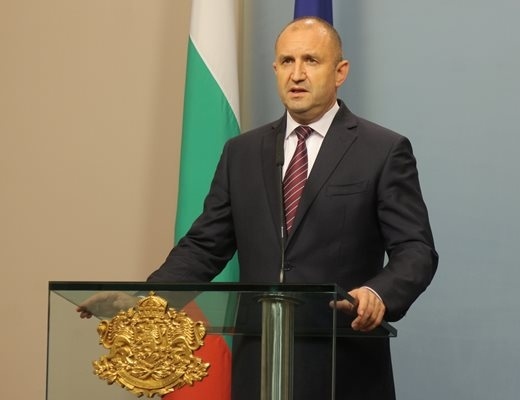 Румен Радев спира адмирал Ефтимов да е шеф на отбраната до 2028 г.