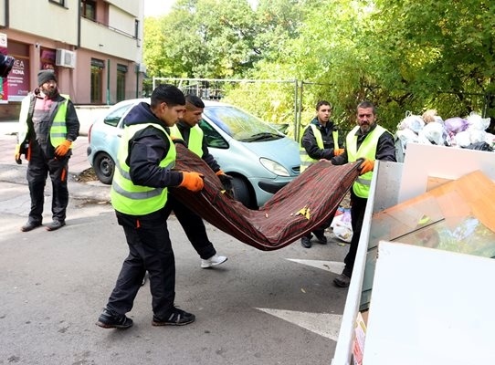 Столичната община спря 2 обществени поръчки за чистенето на още шест района