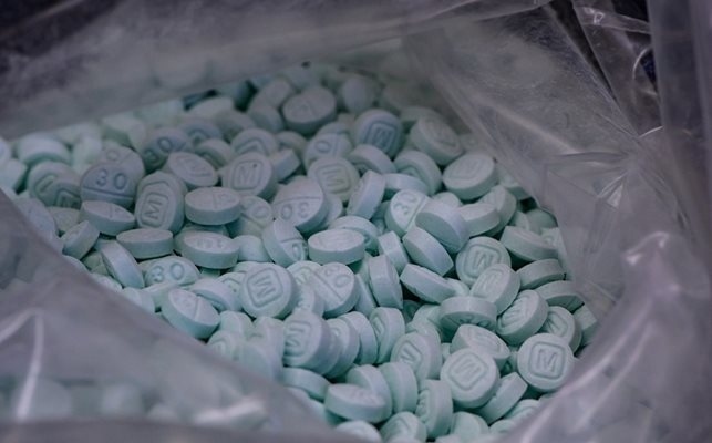 Директорът на ФБР: Китай се съгласи с план за спирането на производството на фентанил