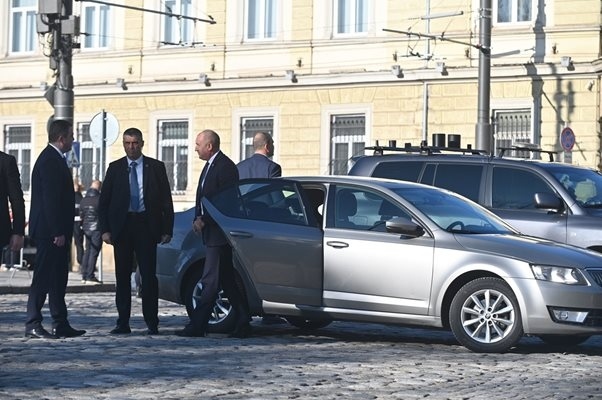 На първо четене: парламентът забрани на  президента да се вози с шкодата