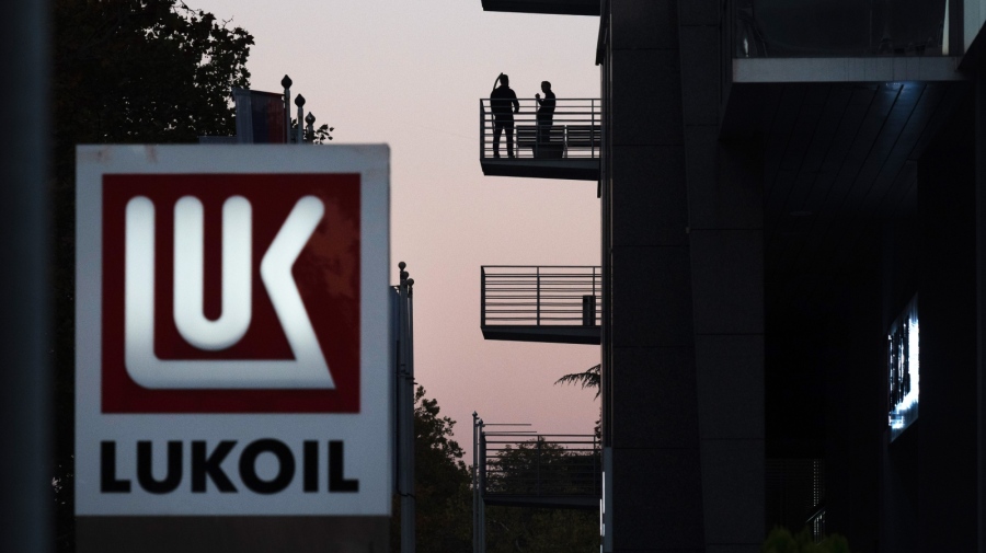 Financial Times: Шътдаунът провалил сделката на Гънвор за Лукойл