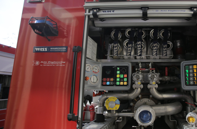 Деца се качиха на 4-етажна сграда в София, от която не могат да слязат