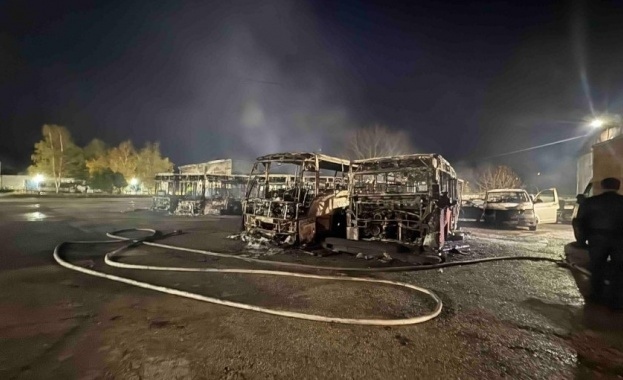 Пожар изпепели автобуси, коли и микробуси в Костинброд