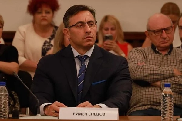 Лукойл: Надяваме се Спецов да не пречи на продажбата на рафинерията