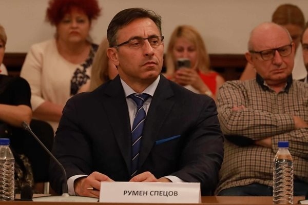 Лукойл: Надяваме се Спецов да не пречи на продажбата на рафинерията