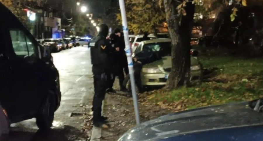 Задържаха Джуджето и още един, докато крадат кола