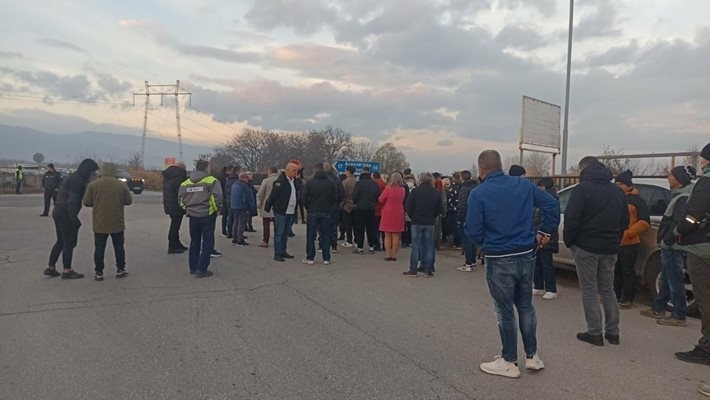 Десетки излязоха на протест до Пловдив: Това Околовръстно е за каруци