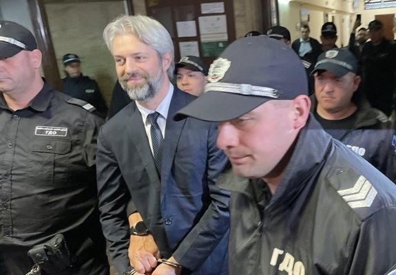 Във фейсбук събират дарения за гаранцията на Благомир Коцев