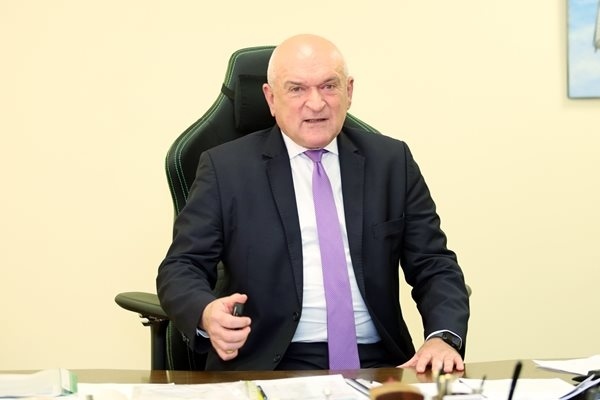 Главчев орязва щатове и въвежда нови правила за бонуси в Сметната палата