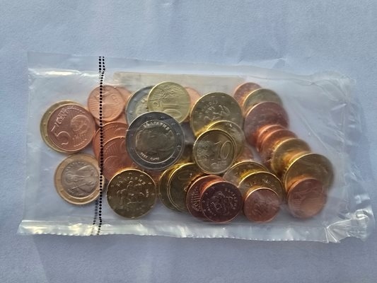 По-лесно е стартовият пакет с евромонети да се взема от банката, на която сте клиент, съветват банкови служители