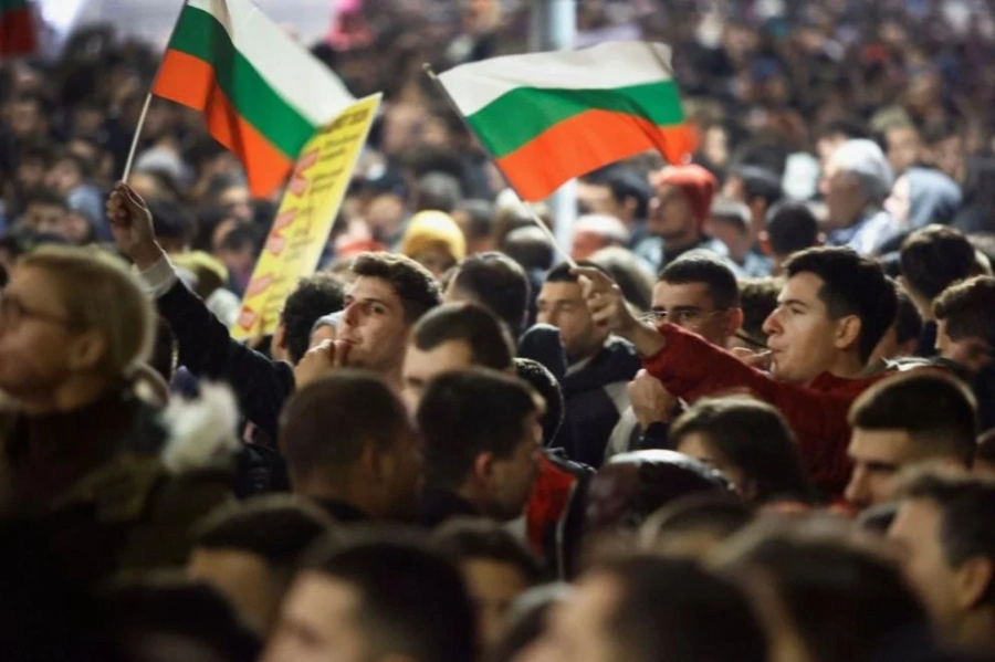 Равносметката след 1 декември: Мирен протест, последван от сблъсъци с полиция, палежи, задържани и пострадали