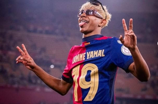 Какво означава знакът 304, който Ламин Ямал показва след гол?