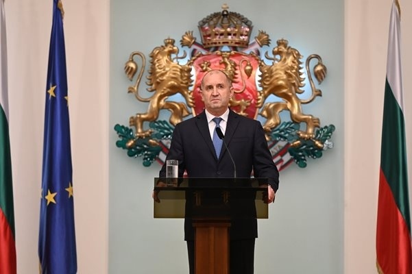 Румен Радев поиска оставката на правителството и предсрочни избори