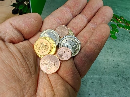 Първите пакети евромонети не стигнаха до малките населени места