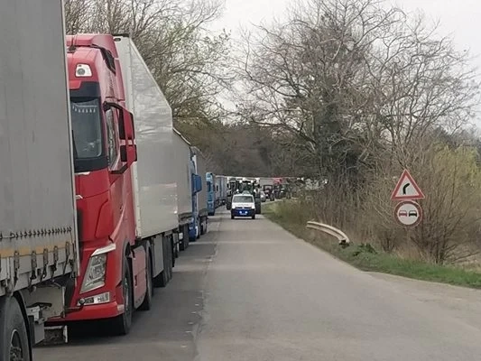 Огромна опашка от тирове на българо-турската граница