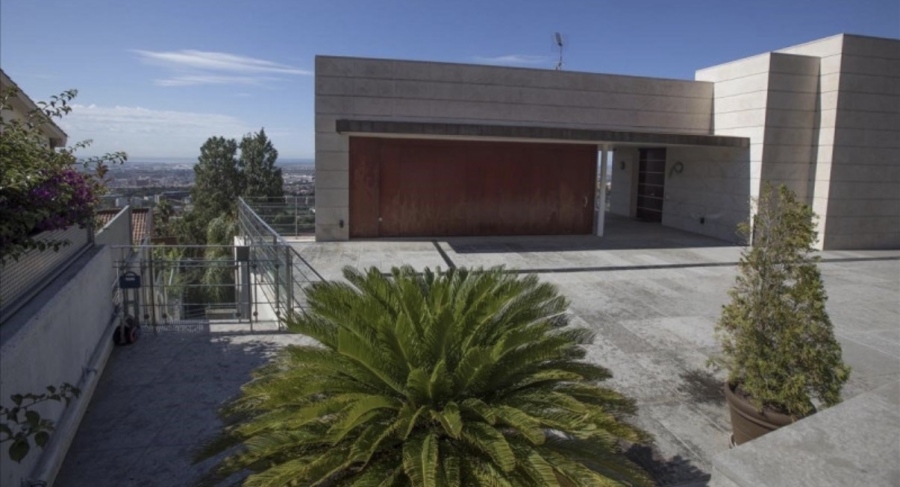 Герой от Барселонагейт с рязък скок на застрахователния си бизнес