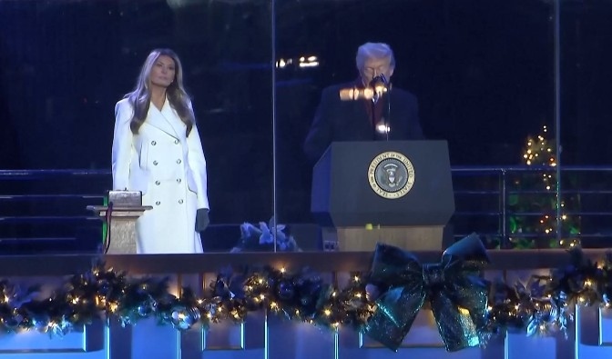 Мелания Тръмп запали светлините на коледното дърво пред Белия дом (ВИДЕО)