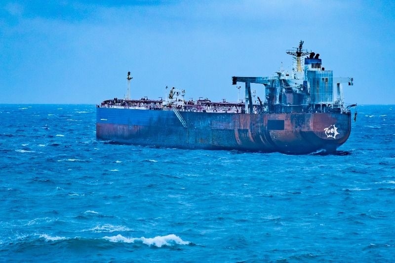 Лошото време осуети евакуацията на екипажа на бедстващи край Ахтопол руски танкер