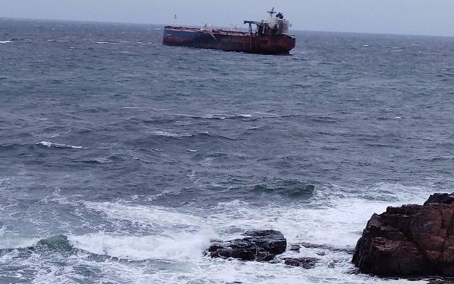 Два влекача са в готовност да изтеглят танкера, блокиран край Ахтопол