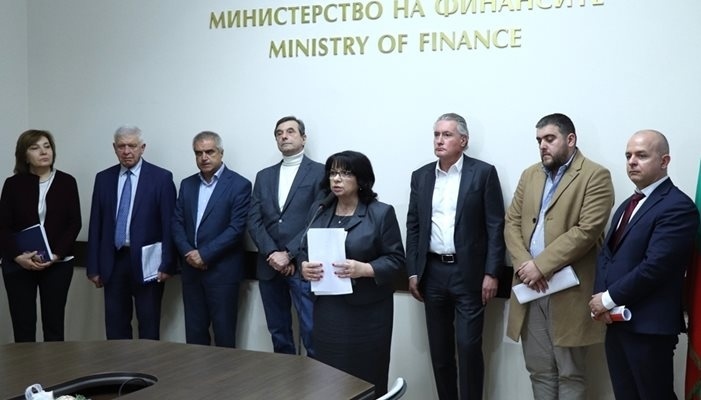 Новият бюджет решава 6 спорни въпроса, замразяват заплати във властта и режат 5500 вакантни бройки чиновници