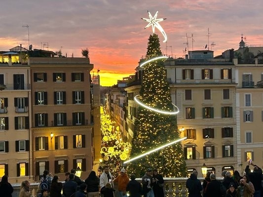 Елхата на Испанския площад в Рим е без лого за пръв път от много години