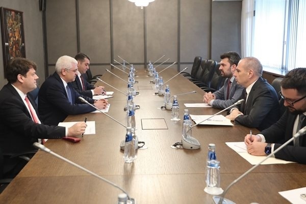 Георгиев и Караджов поискаха обяснение от Турция за танкера край Ахтопол