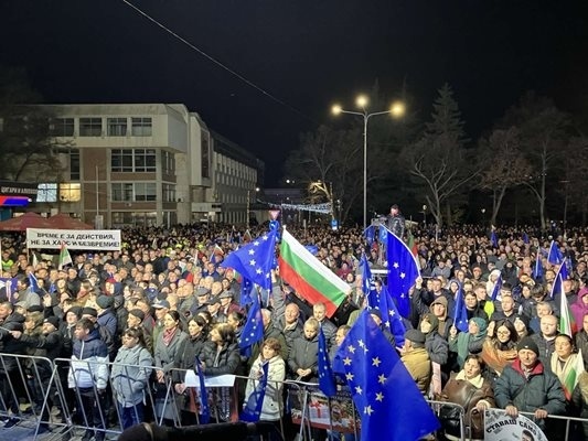 Хиляди привърженици на ДПС на централния площад на Кърджали, пеят Моя страна, моя България