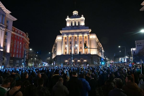 Започна протестът срещу правителството в Триъгълника на властта