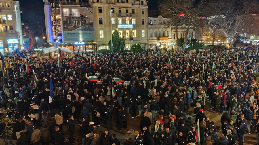 Във Варна хиляди на протест срещу управлението на страната