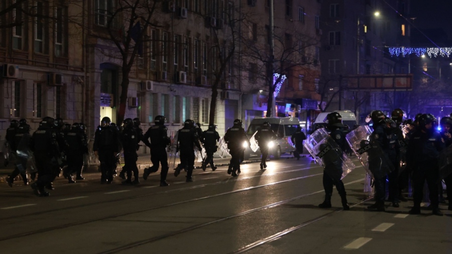 Задържани са 40 души на снощния протест в София