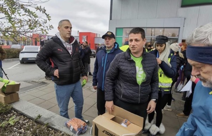 Доброволци се събраха в Люлин, за да помогнат с боклука