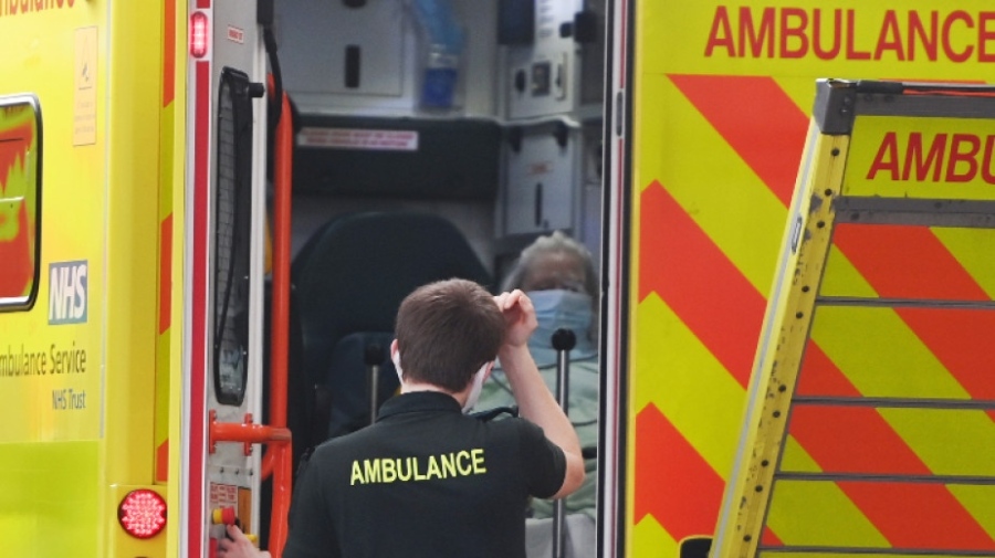 Супер грипът напълни болниците в Англия, връщат мерки от времето на COVID-19