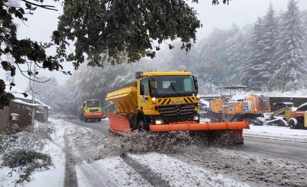 377 машини обработват републиканските пътища в районите със снеговалеж