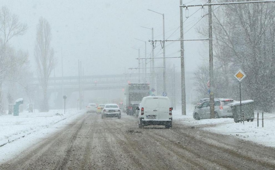 АПИ за зимната обстановка: Мокри настилки и намалена видимост на места у нас